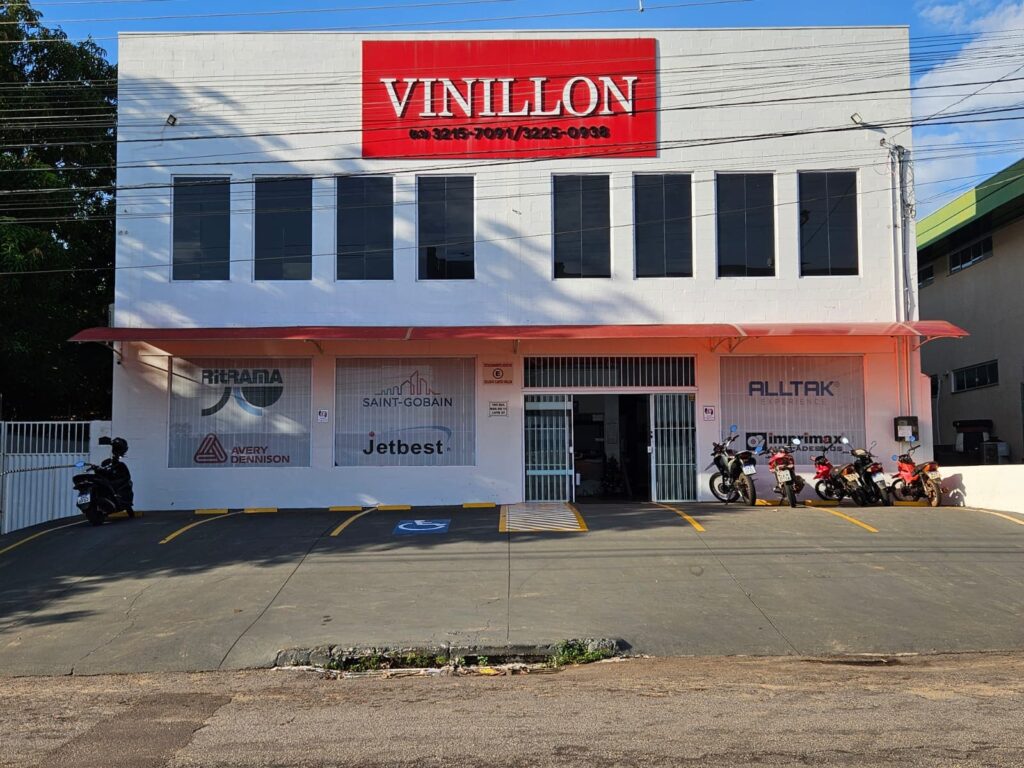 Entrada da Vinillon Suprimentos com identidade visual destacada