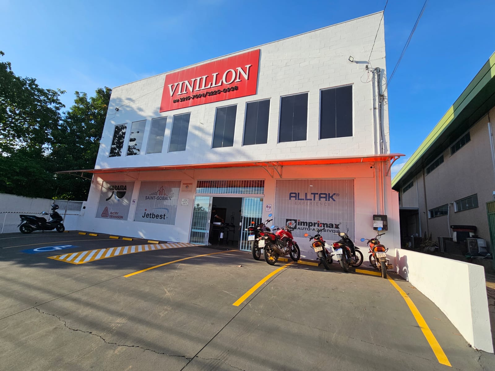 Prédio comercial da Vinillon Suprimentos para comunicação visual em Palmas