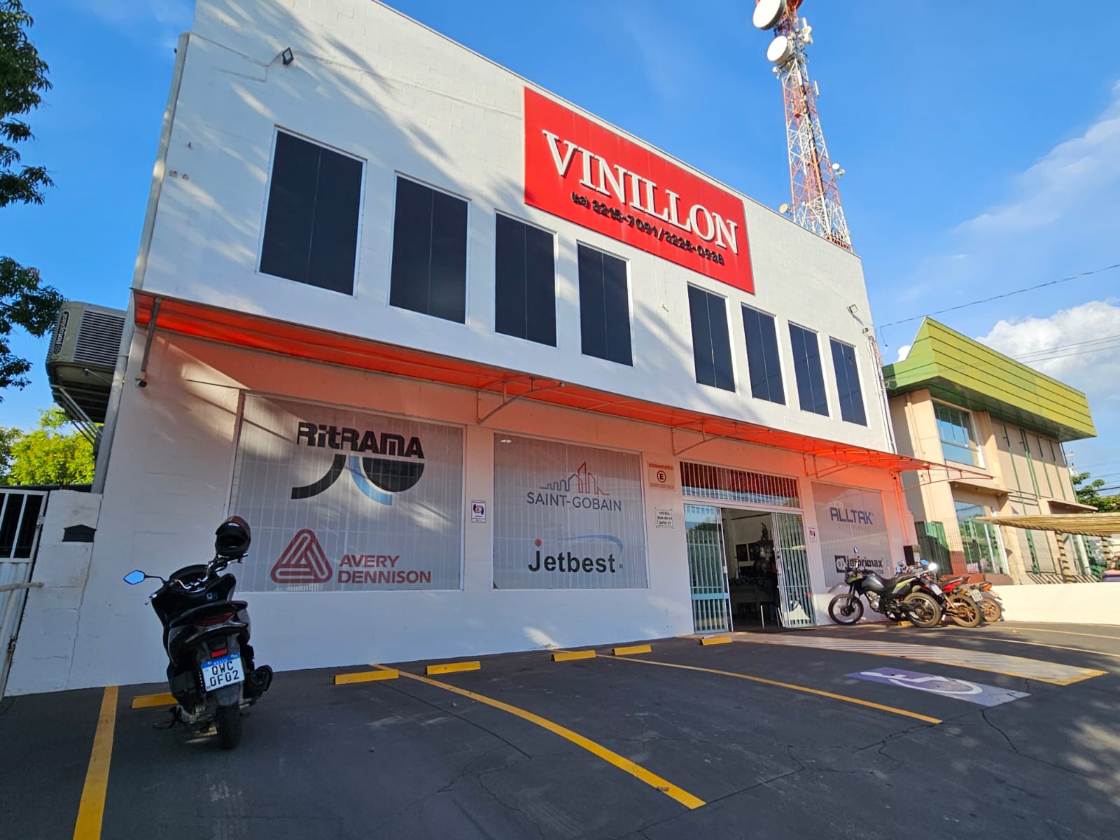 Fachada da Vinillon Suprimentos especializada em materiais gráficos em Palmas