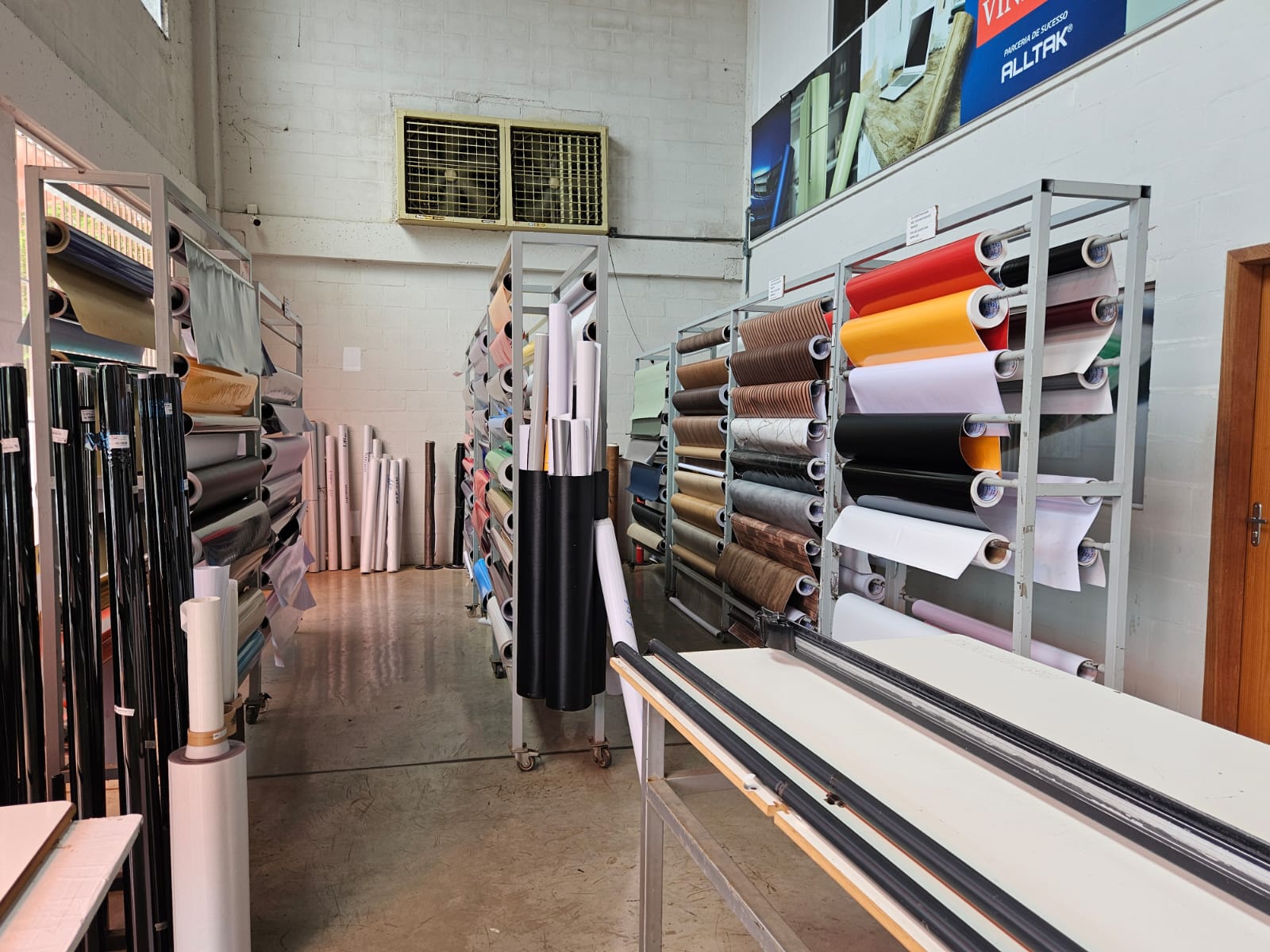 Rolos de vinil adesivo para impressão digital organizados em estoque - Vinillon Suprimentos