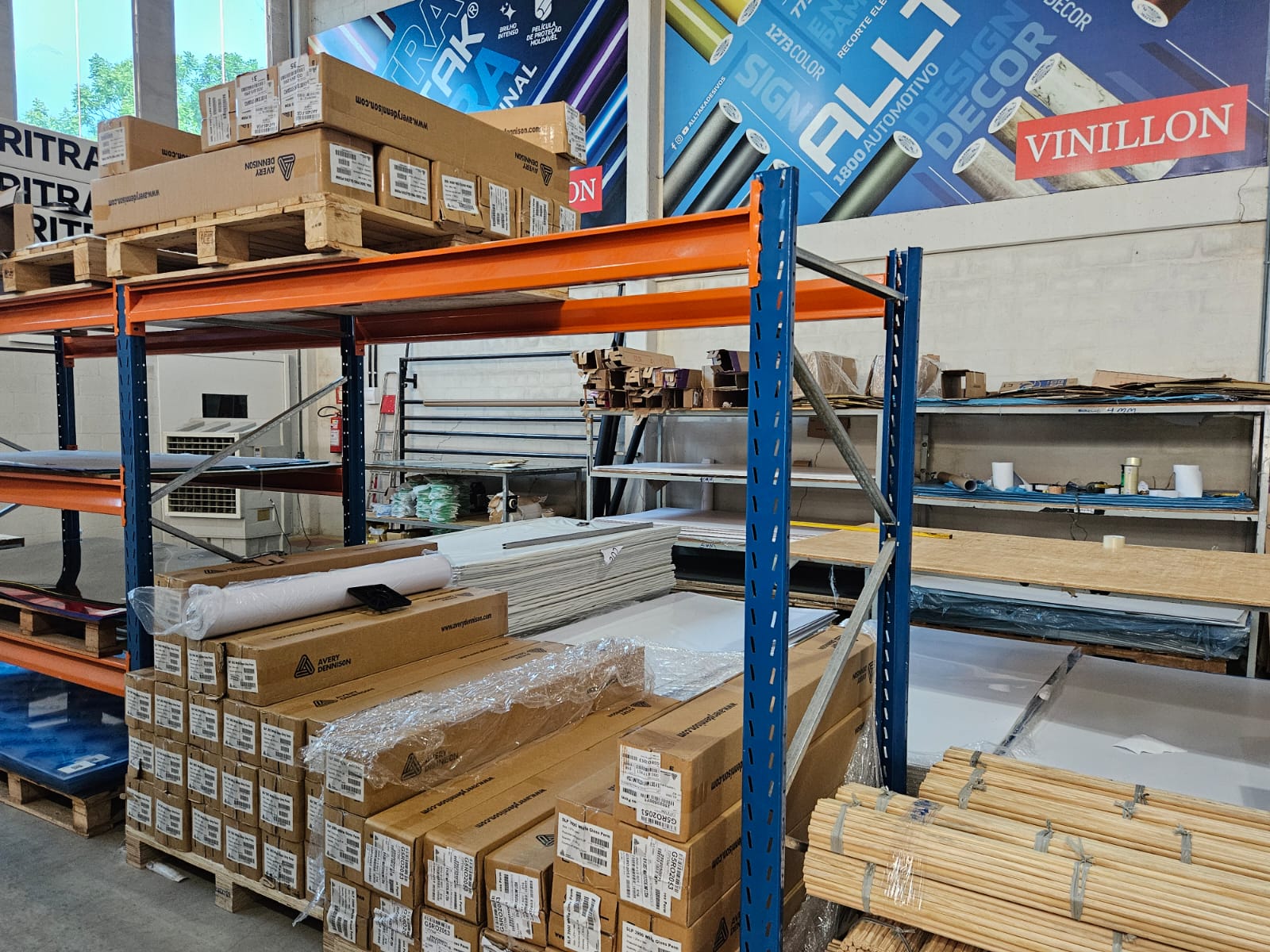 Loja interna com exposição de produtos gráficos - Vinillon Sumprimentos